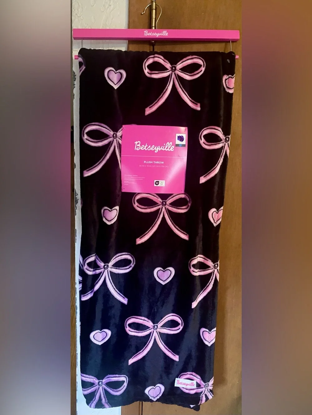 Betseyville plush throw pink bow heart pattern black background